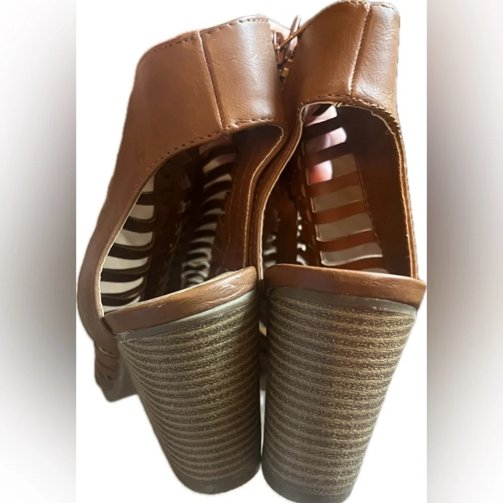 Rampage Womens Gladiator Heeled Brown Sandals Open Toe Zip Closure. Size 8.5
